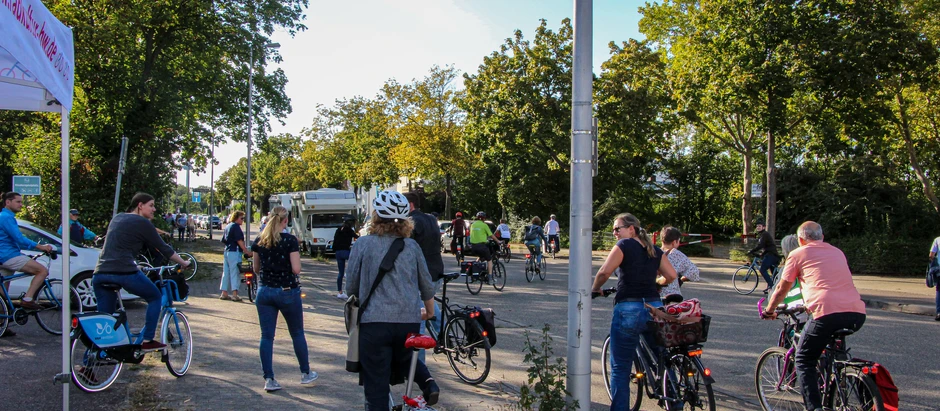 Fahrradfahrer*innen stehen mit ihren Fahrrädern auf der Radweg und besichtigen die zukünftige Trasse. Symboldbild für Beradelungen.
